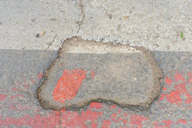 Kötü yol yüzeyi. Yolun acil durumu var. Seçici odaklı arkaplan