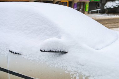 Karda araba unsuru. Seçici odaklı kış arkaplanı