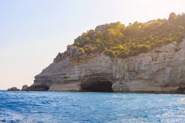 Denizden kayalık kıyı manzarası. Seçici odaklı arkaplan ve metin için alanı kopyala. Türkiye 'de Akdeniz. Popüler turistik yerler
