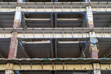 Beton destekli yapı iskeleti. Seçici odak ve kopyalama alanı olan arkaplan