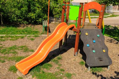 Modern çocuk parkı. Seçici odaklı arkaplan ve metin için alanı kopyala