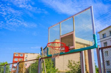 Oyun sahasında basketbol potası. Seçici odaklı arkaplan ve metin için alanı kopyala