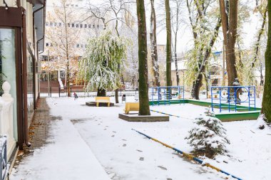 Karda bir şehir. Seçici odaklı kış arkaplanı