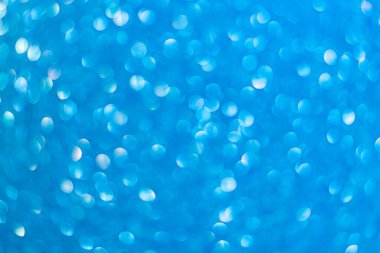 Bulanık arkaplan. Odaklanmamış fotoğraf merceğini geri ver. Arka plan bokeh. Tasarım boş. Tasarımcı için grafik kaynak. Canlı mavi.