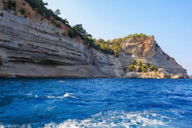 Denizden kayalık kıyı manzarası. Seçici odaklı arkaplan ve metin için alanı kopyala. Türkiye 'de Akdeniz. Popüler turistik yerler