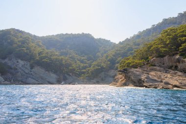 Denizden kayalık kıyı manzarası. Seçici odaklı arkaplan ve metin için alanı kopyala. Türkiye 'de Akdeniz. Popüler turistik yerler