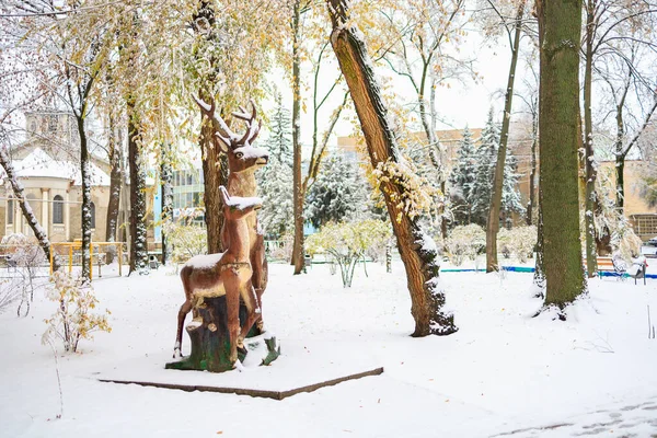Nieve Escultura Ciervos Parque Fondo Invierno Con Enfoque Selectivo — Foto de Stock