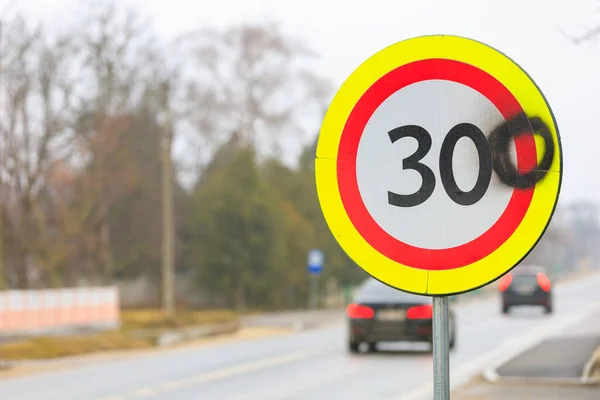 Vândalos Pintaram Número Zero Sinal Estrada Com Limite Velocidade Quilômetros — Fotografia de Stock