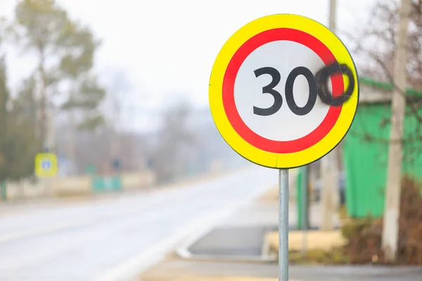Vândalos Pintaram Número Zero Sinal Estrada Com Limite Velocidade Quilômetros — Fotografia de Stock