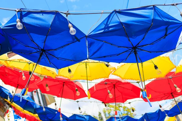 Sokszínű Esernyők Népszerű Dekoráció Turista Helyeken Háttér Szelektív Fókusszal Másolótérrel — Stock Fotó