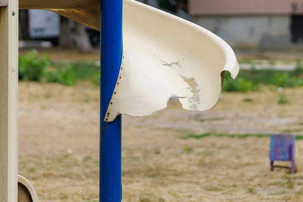 庭の遊び場の壊れた子供のスライド 選択的なフォーカスとコピースペースの背景 — ストック写真