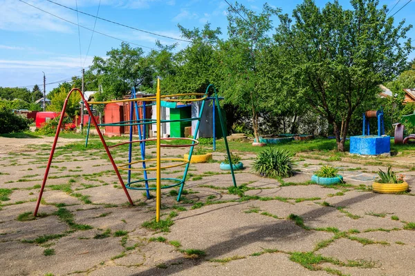 Alter Kinderspielplatz Mit Metallelementen Hintergrund Mit Selektivem Fokus Und Kopierraum — Stockfoto