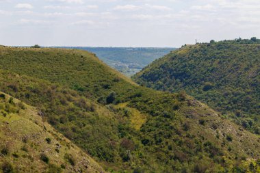 Doğu Avrupa 'nın dağlık doğası. Metin veya yazıtlar için kopyalama alanı olan arkaplan