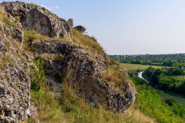 Doğu Avrupa 'nın vahşi kayalık ve dağlık doğası. Metin için kopya alanı olan peyzaj arkaplanı. Seçici odaklanma, uyumlu. Coban ya da Cobani köyü, Moldova 'ya hoş geldiniz..