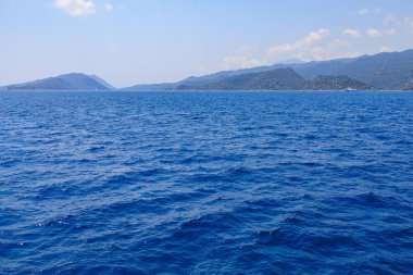 Denizden kayalık kıyı manzarası. Seçici odaklı arkaplan ve metin için alanı kopyala. Türkiye 'de Akdeniz. Popüler turistik yerler