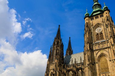 Prag Kalesi 'ndeki Gotik Katolik Katedrali, Wenceslas ve Vojtech manzarası. Seçici odak ve kopyalama alanı olan arkaplan