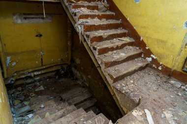 Terk edilmiş gizli bir askeri sığınağın merdivenleri. Seçici odaklı arkaplan