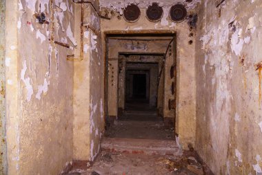 Terk edilmiş askeri bir sığınağın hava kilidi yok edildi. Seçici odaklı arkaplan