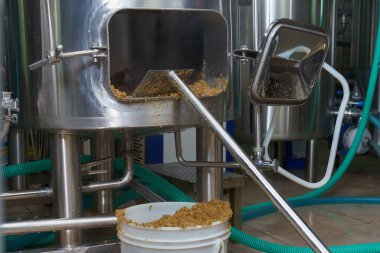 Bira fabrikasındaki bira üretiminin atıklarını temizleme süreci. Seçici odaklı arkaplan ve metin için alanı kopyala