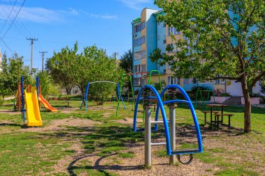Modern çocuk parkı. Seçici odaklı arkaplan ve metin için alanı kopyala