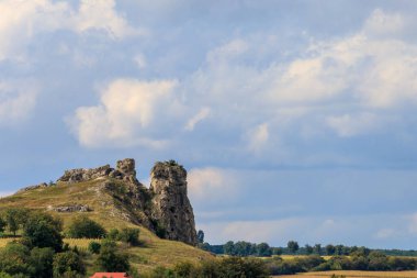 Doğu Avrupa 'nın vahşi kayalık ve dağlık doğası. Metin için kopya alanı olan peyzaj arkaplanı. Seçici odaklanma, uyumlu. Corjeuti köyü, Moldova 'ya hoşgeldiniz..