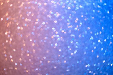 Bulanık arkaplan. Odaklanmamış fotoğraf merceğini geri ver. Arka plan bokeh. Tasarım boş. Tasarımcı için grafik kaynak. Sıcak ve serin tonların modaya uygun karışık renk ışığı.