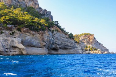 Denizden kayalık kıyı manzarası. Seçici odaklı arkaplan ve metin için alanı kopyala. Türkiye 'de Akdeniz. Popüler turistik yerler