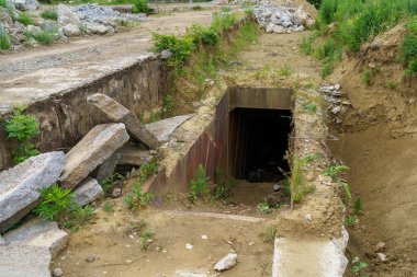 Yedek giriş. Terk edilmiş gizli nükleer sığınak. Soğuk Savaş Komuta Merkezi, nesne 1180. Seçici odaklı arkaplan