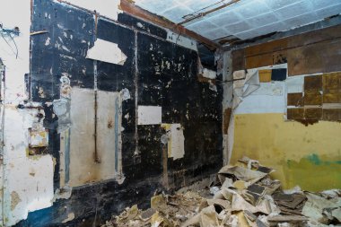 Terk edilmiş bir askeri sığınağın iç kısmı. Seçici odaklı arkaplan