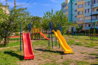 Modern çocuk parkı. Seçici odaklı arkaplan ve metin için alanı kopyala