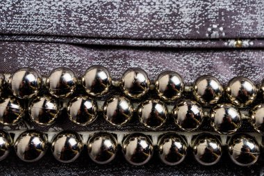 Perdenin kenarındaki boncuklar. İç dekorasyon. Seçici odak ve kopyalama alanı olan arkaplan