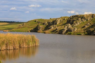 Doğu Avrupa 'nın vahşi kayalık ve dağlık doğası. Metin için kopya alanı olan peyzaj arkaplanı. Seçici odaklanma, uyumlu. Konstantinovka Köyü, Moldova 'ya hoş geldiniz..