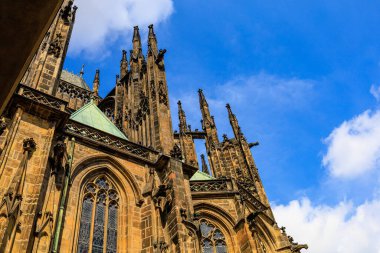 Prag Kalesi 'ndeki Gotik Katolik Katedrali, Wenceslas ve Vojtech manzarası. Seçici odak ve kopyalama alanı olan arkaplan