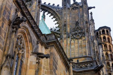 Prag Kalesi 'ndeki Gotik Katolik Katedrali' nin, Wenceslas 'ın ve Vojtech' in dış görünüşünün ayrıntıları. Seçici odak ve kopyalama alanı olan arkaplan