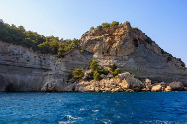 Denizden kayalık kıyı manzarası. Seçici odaklı arkaplan ve metin için alanı kopyala. Türkiye 'de Akdeniz. Popüler turistik yerler