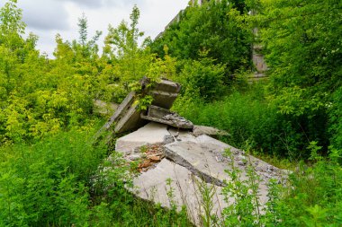 Barınak kalıntıları. Terk edilmiş gizli nükleer sığınak. Soğuk Savaş Komuta Merkezi, nesne 1180. Seçici odaklı arkaplan