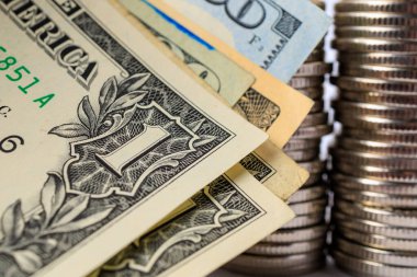 Bozuk paraların üzerinde dolar var. Seçici odaklı iş arkaplanı ve kopyalama alanı