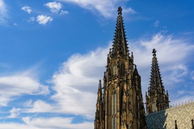 Prag Kalesi 'ndeki Gotik Katolik Katedrali, Wenceslas ve Vojtech manzarası. Seçici odak ve kopyalama alanı olan arkaplan