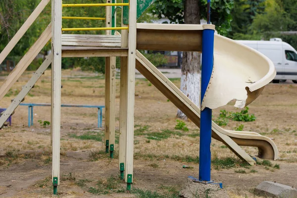 Kaputte Kinderrutsche Auf Dem Hofspielplatz Hintergrund Mit Selektivem Fokus Und — Stockfoto