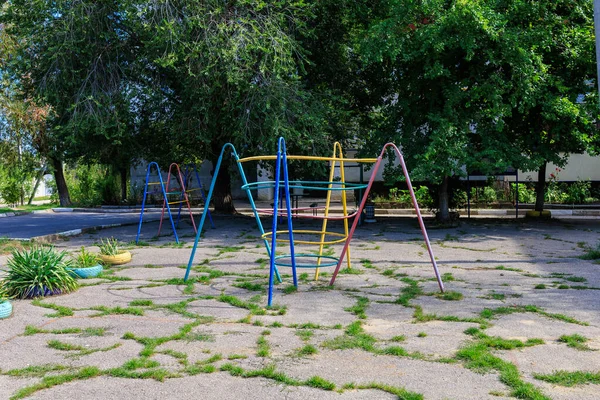 Vecchio Parco Giochi Bambini Con Elementi Metallici Sfondo Con Messa — Foto Stock