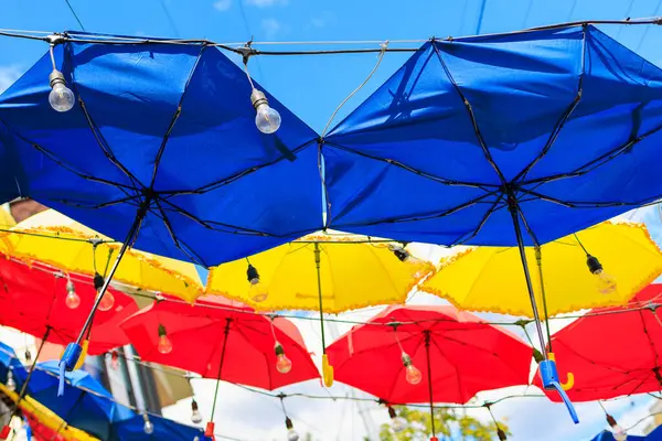 Sokszínű Esernyők Népszerű Dekoráció Turista Helyeken Háttér Szelektív Fókusszal Másolótérrel — Stock Fotó