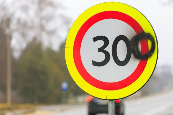 破坏分子在一个路标上画了零 时速限制为每小时30公里 300公里每小时标志背景 — 图库照片