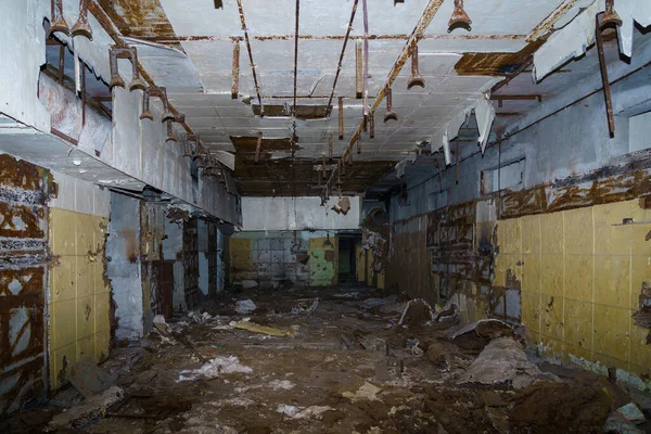 Korridor Förstörd Och Övergiven Hemlig Militärbunker Bakgrund Med Selektiv Inriktning — Stockfoto