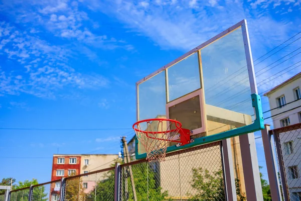 Kosárlabda Karika Játszótéren Háttér Szelektív Fókusszal Szövegmásolási Lehetőséggel — Stock Fotó