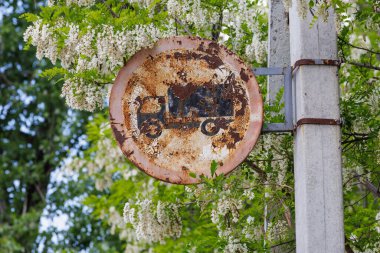 Eski grunge işareti Kamyonların hareket etmesi yasaktır. Seçici odak ve kopyalama alanı olan arkaplan