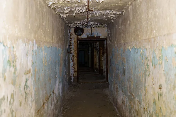 Bejárat Egy Titkos Elhagyatott Katonai Bunkerbe Háttér Szelektív Fókusszal — Stock Fotó