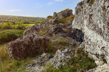 Doğu Avrupa 'nın vahşi kayalık ve dağlık doğası. Metin için kopya alanı olan peyzaj arkaplanı. Seçici odaklanma, uyumlu. Coban ya da Cobani köyü, Moldova 'ya hoş geldiniz..