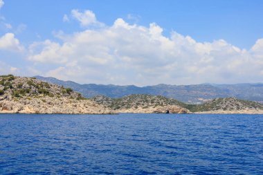 Denizden kayalık kıyı manzarası. Seçici odaklı arkaplan ve metin için alanı kopyala. Türkiye 'de Akdeniz. Popüler turistik yerler
