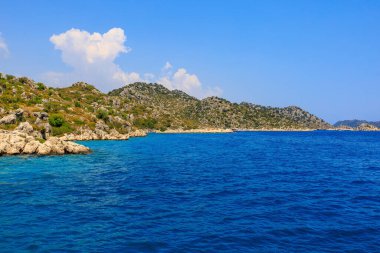 Denizden kayalık kıyı manzarası. Seçici odaklı arkaplan ve metin için alanı kopyala. Türkiye 'de Akdeniz. Popüler turistik yerler