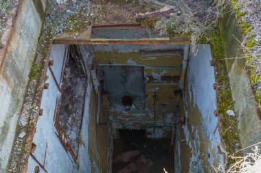 Terk edilmiş askeri bir sığınağın hava kilidi yok edildi. Seçici odaklı arkaplan